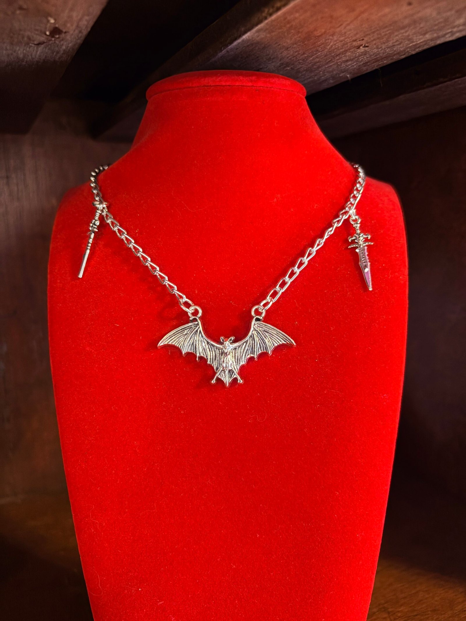 Collar Murcielago y Espadas