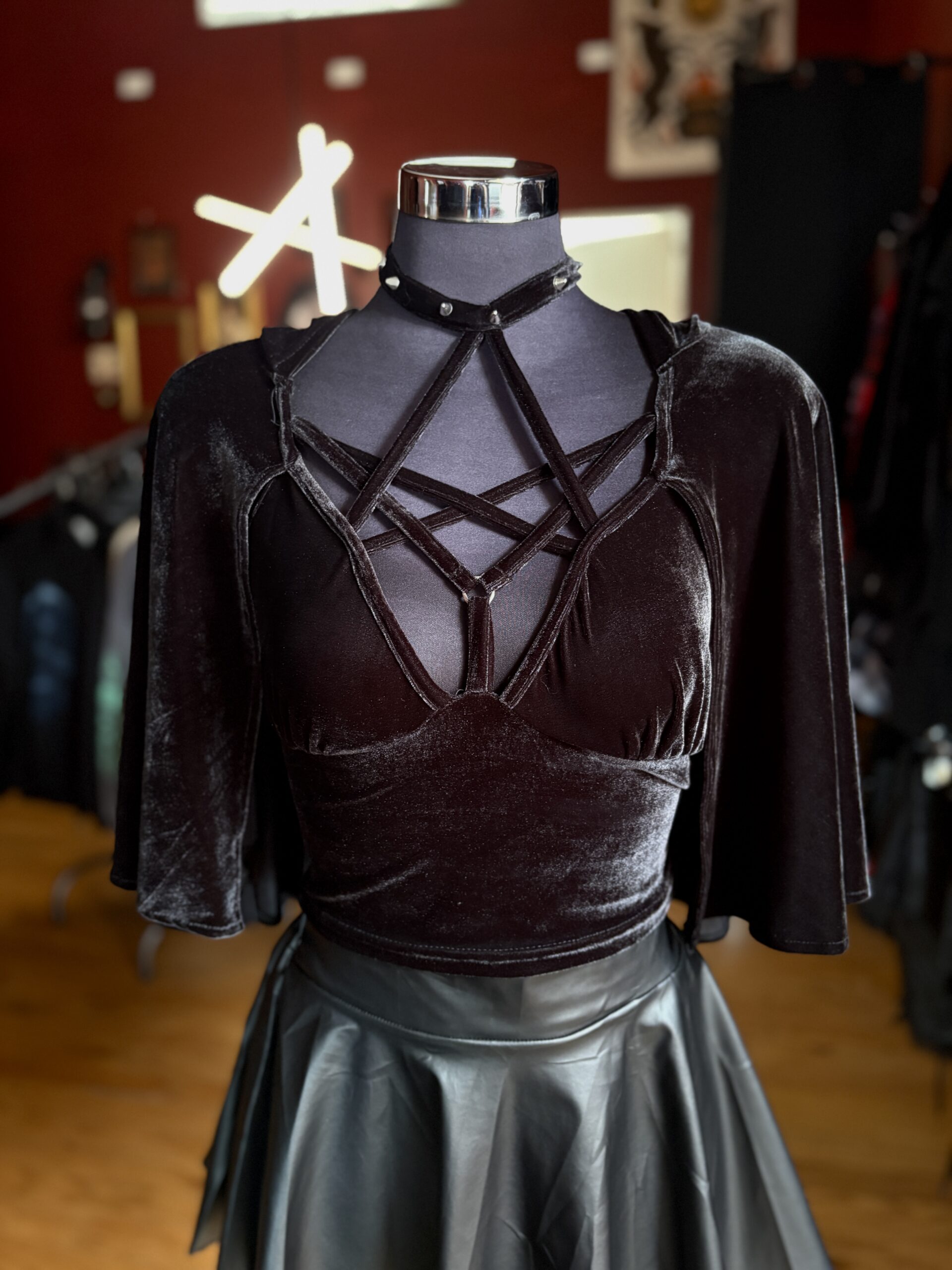 Blusa Terciopelo Pentagrama con Gorro