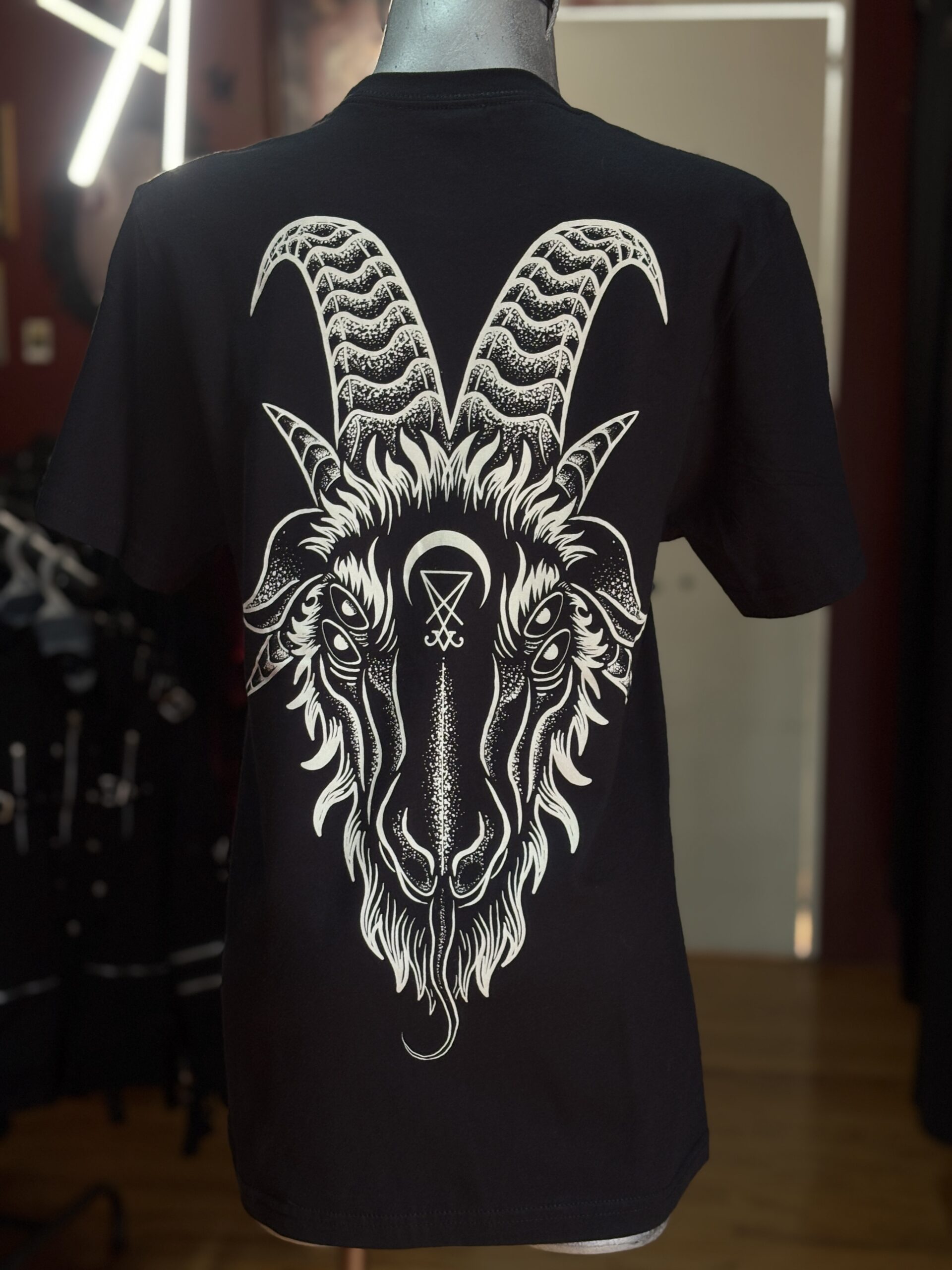 Playera Sigilo Lucifer - Dr. Horror - Imagen 2